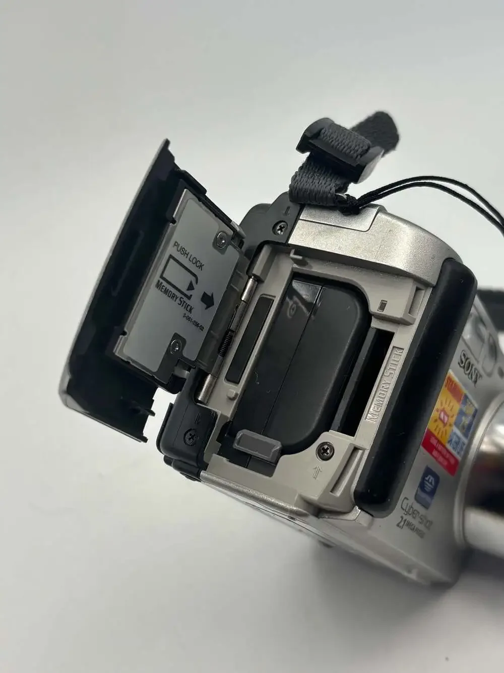 Sony Cyber-shot DSC-S50 2.1MP Digital Camera, with battery, no charger, vintage